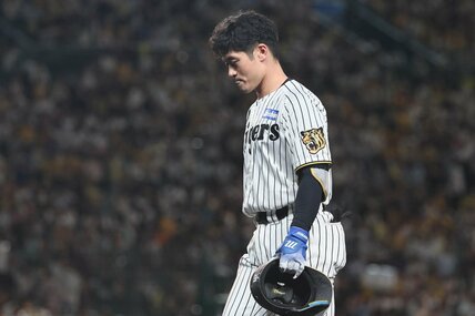 7回の好機に左飛に倒れ、うつむく阪神・坂本誠志郎
