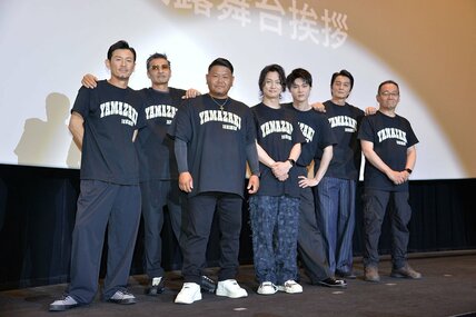 完成披露舞台あいさつを行った(左から)館昌美、山口祥行、本田広登、喜矢武豊、川崎健太、本宮泰風、辻裕之監督