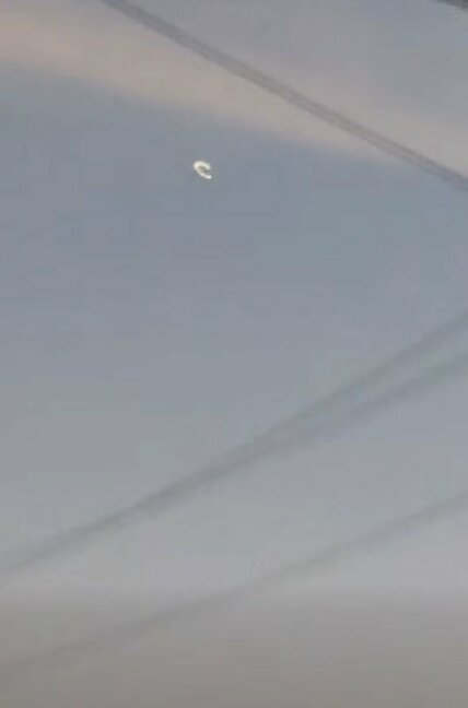 米テキサス州で撮影された高速回転するC型UFO(アダム・レイ氏のFacebookから)