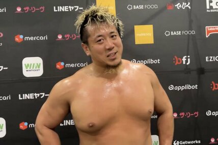 レフェリーストップに納得いかない表情の稲村愛輝(©NOAH)