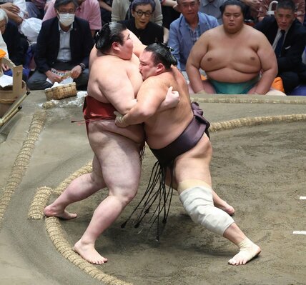 朝乃山(右)に寄り切られた熱海富士