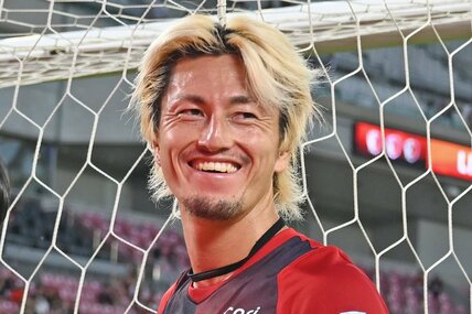 長崎戦快勝後、スタンドのサポーターの前で笑顔を見せるJ1鹿島のFW鈴木優磨