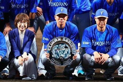 CS突破のセレモニーにも参加したDeNA・南場智子オーナー(左)