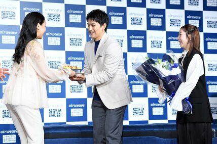 三浦璃来(右)、木原龍一を祝福する浅田真央さん(左)