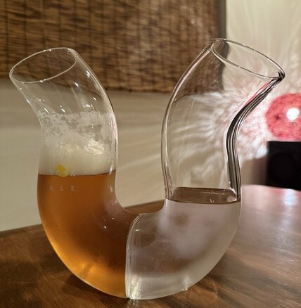 「ふらつくビアグラス by よなよなエール」はビールと水を交互に飲まないとグラスが傾いてしまう
