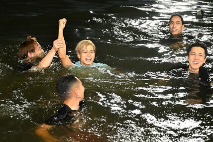 G1初勝利水神祭で水面でガッツポーズの大場恒季(中)