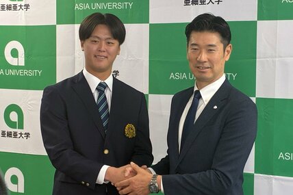 広池本部長(右)と握手を交わす川尻啓人